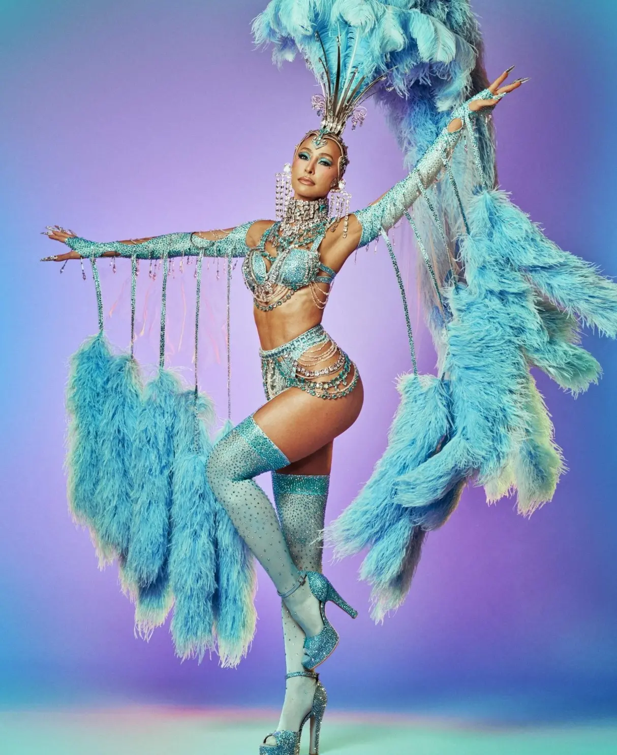 Sabrina Sato com figurino de rainha de bateria de escola de samba.