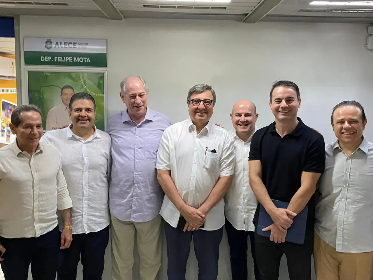 Foto mostra visita de Ciro Gomes e parlamentares da oposição ao gabinete do deputado estadual Felipe Mota na Alece.