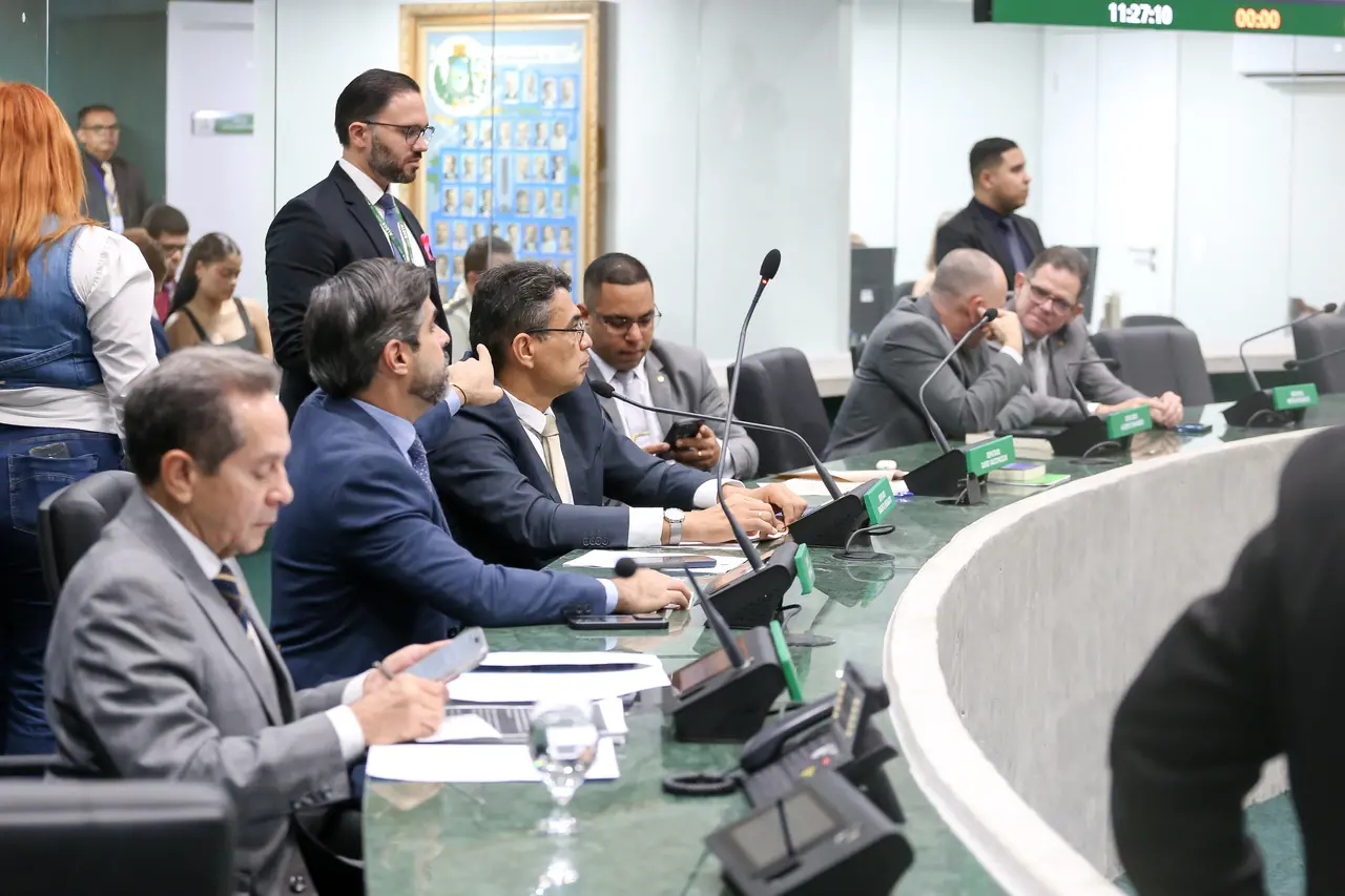 Foto mostra parte da bancada da oposição no Plenário 13 de Maio da Alece.