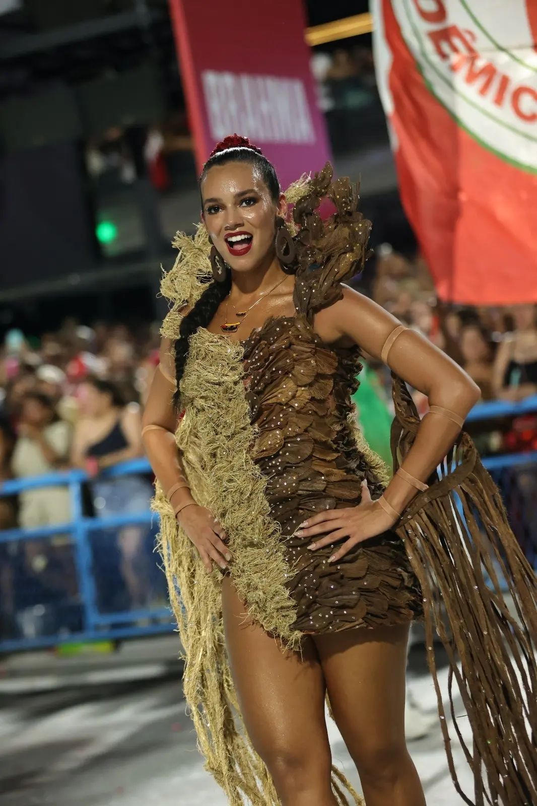 Alane Dias desfilando para escola de samba.