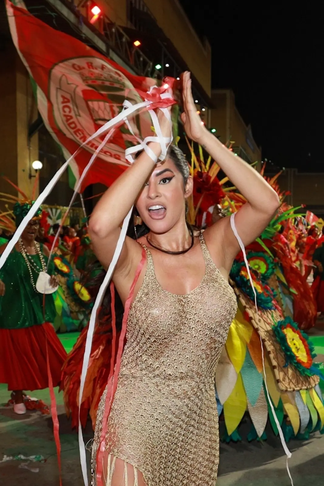 Isabelle Nogueira desfila para escola de samba.