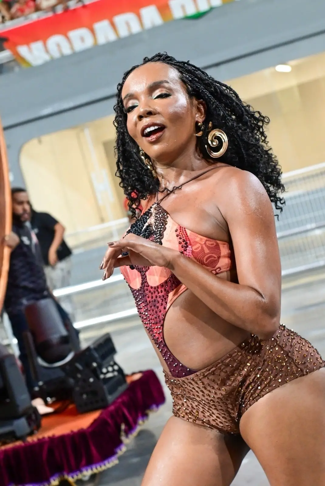 Thelma Assis desfilando para escola de samba.