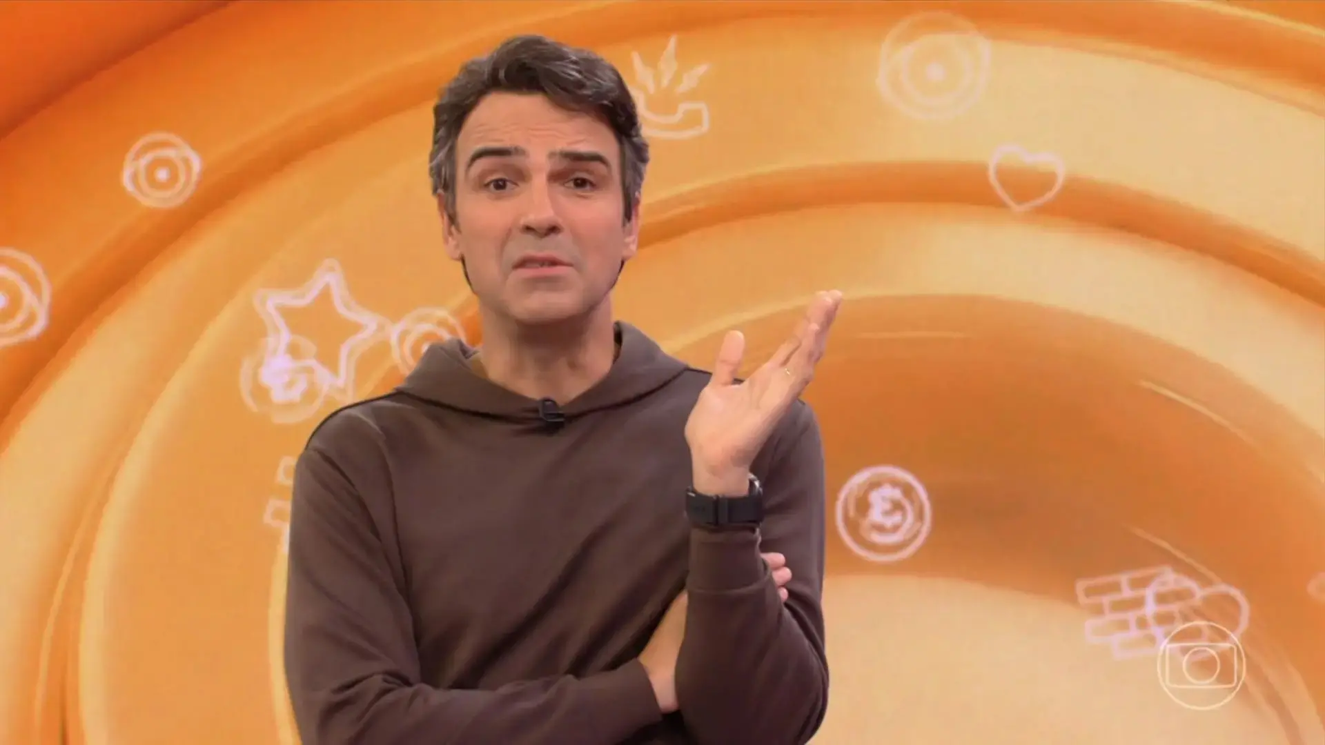 Tadeu, apresentador do BBB 26 explicando o cronograma da semana.