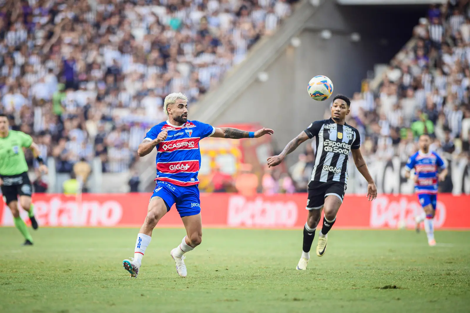 Atletas de Ceará e Fortaleza disputam bola no Clássico-Rei