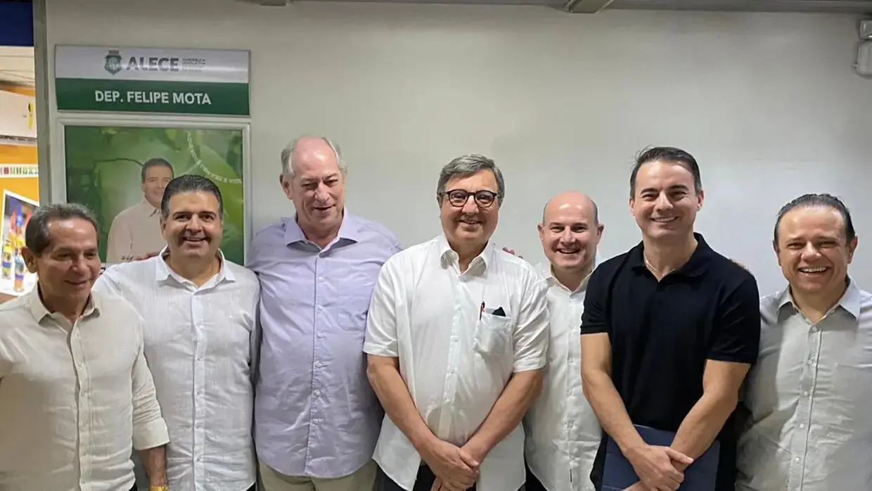 Ciro Gomes e deputados estaduais aliados na Assembleia Legislativa do Ceará em janeiro de 2026