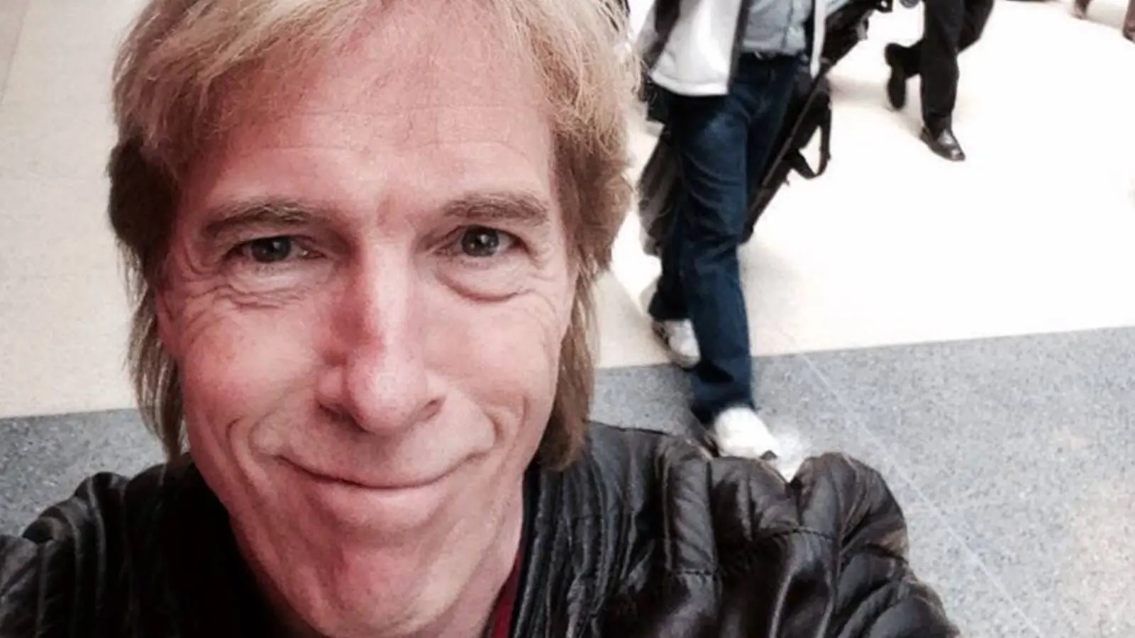 Imagem mostra Francis Buchholz, ex-baixista do Scorpions, em selfie sorridente em aeroporto.