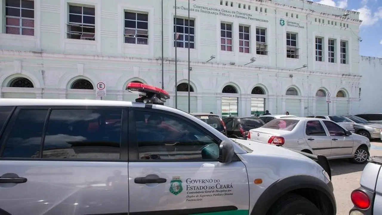 A imagem mostra a fachada da Controladoria Geral de Disciplina, na Praia de Iracema e uma viatura do órgão na frente.