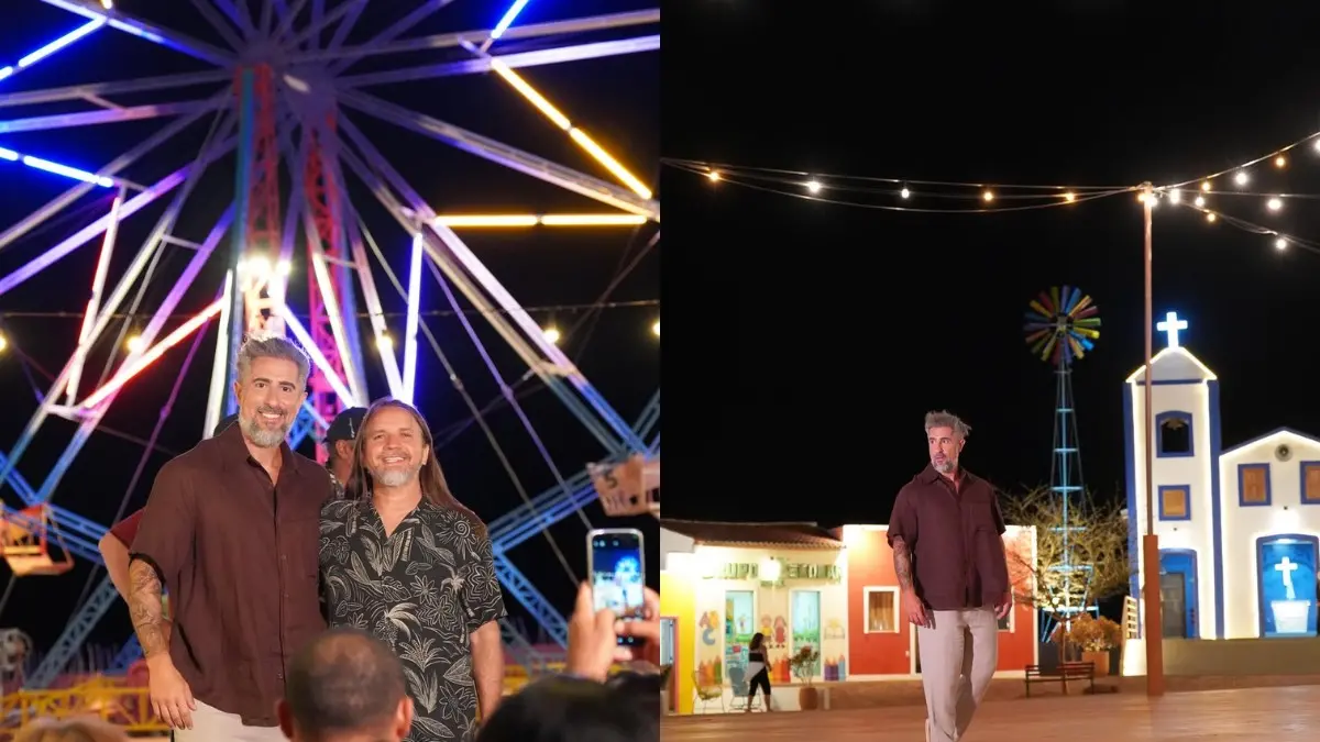 Fotografia dividida: À esquerda, dois homens sorridentes são fotografados diante de uma roda-gigante colorida. À direita, o homem de camisa marrom caminha por um cenário de cidade cenográfica com uma igreja e um moinho de vento iluminados.