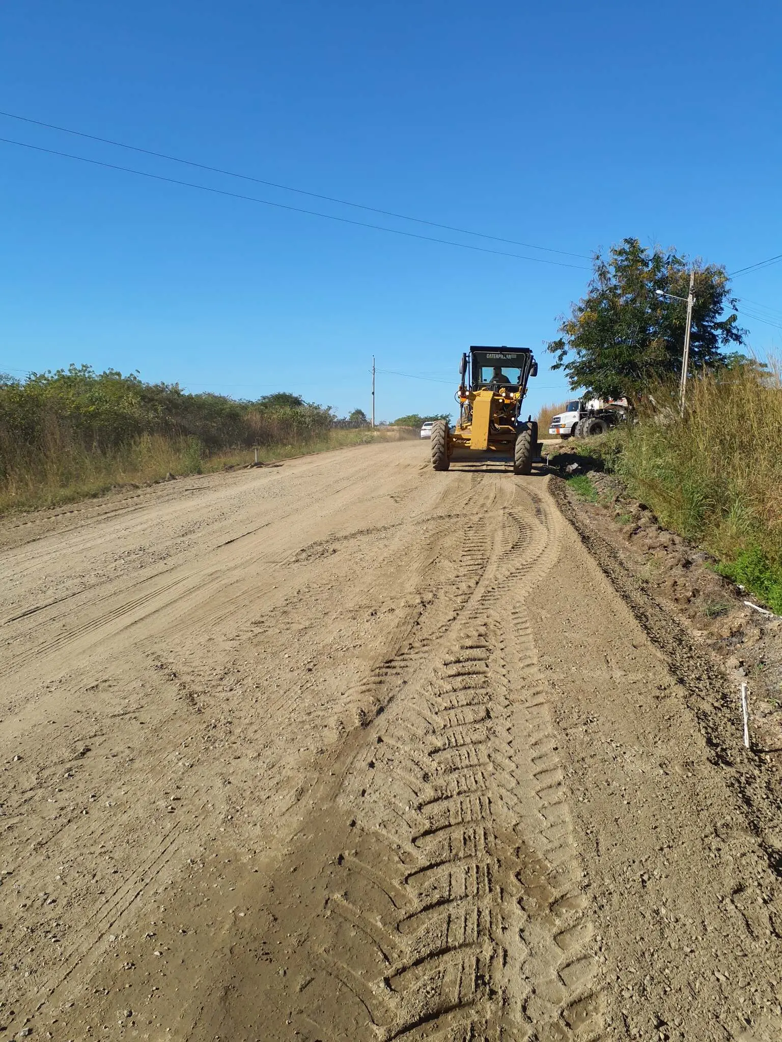 Rodovia de terra no Ceará, com tratar trabalhando.