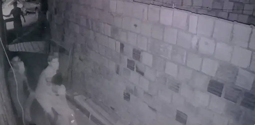 jovem sendo carregado por outros jovens em ação da pm, imagem de camera de segurança.