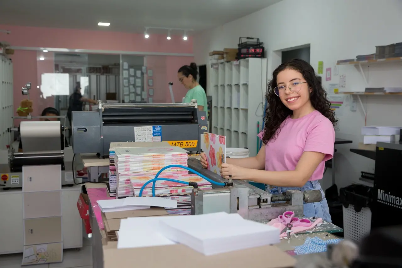 Imagem de Diana Teixeira, empreendedora jovem que fundou Artes por Dianinha.