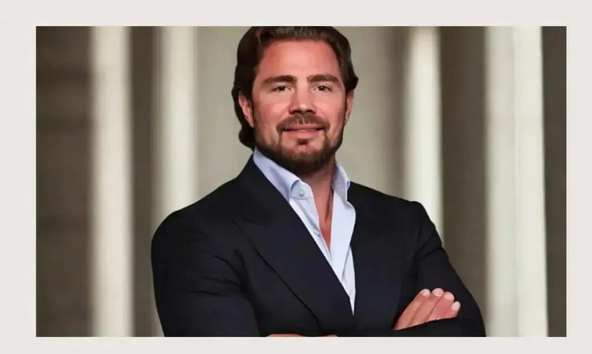 Foto oficial de Daniel Vorcaro usada em matéria sobre fatura de cartão milionária.