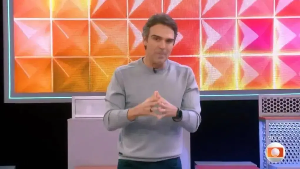 Imagem do apresentador do BBB 26 usada em matéria sobre caixas-surpresa.
