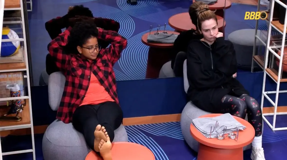 Milena e Ana Paula na academia durante a discussão.