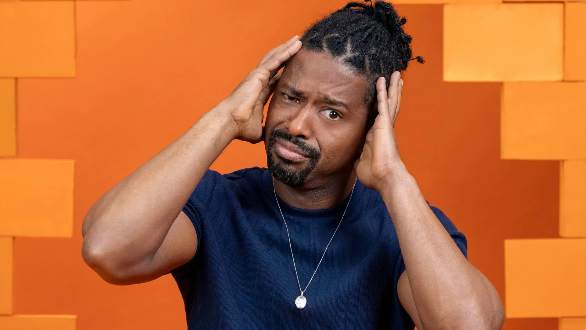 Quem está no paredão hoje? Montagem com fotos de dois participantes que podem ser eliminados do BBB 26.