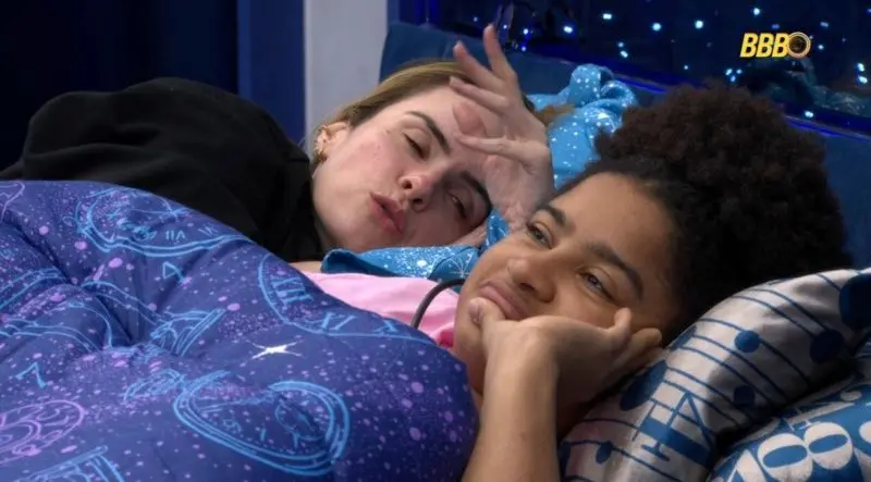 Ana Paula Renault deitada na cama com tia Milena.