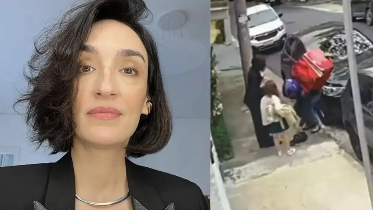 As imagens mostram a jornalista Maria Prata e ela sendo assaltada junto da filha por um motoqueiro, em uma via movimentada.