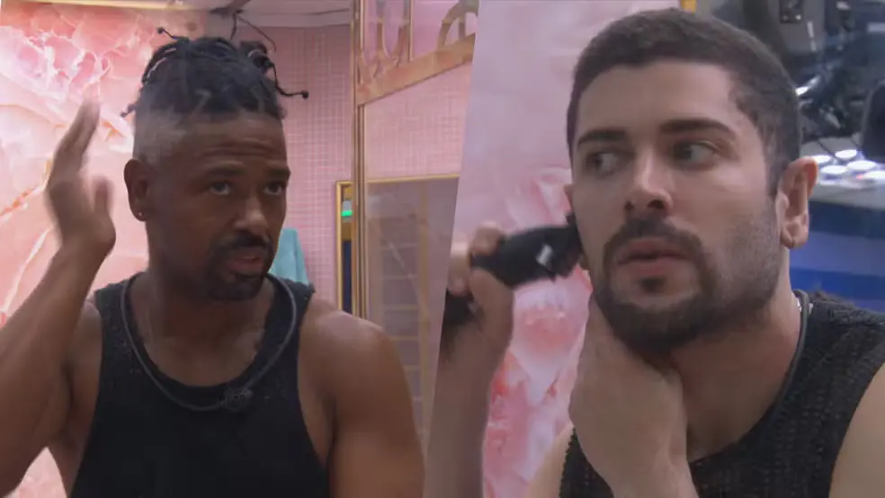 Imagens mostram Leandro e Marcelo, do BBB26 em frente a um espelho. Leandro mexe no cabelo e Marcelo usa uma máquina na barba.