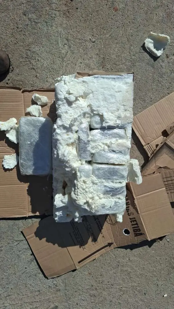 Imagem mostra uma espécie de tijolo branco, identificado pela polícia como cocaína.