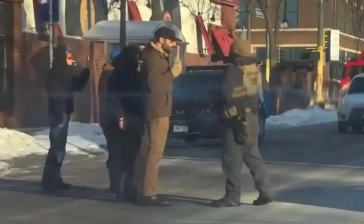 Vídeo obtido pela imprensa norte-americana mostra Alex Pretti desarmado.