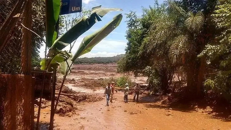 Foto que contém deslizamento de lama na Barragem de Brumadinho.