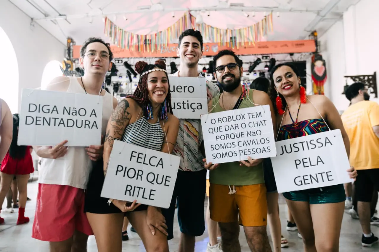Grupo de amigos levou 'protesto' para a Estação das Artes.