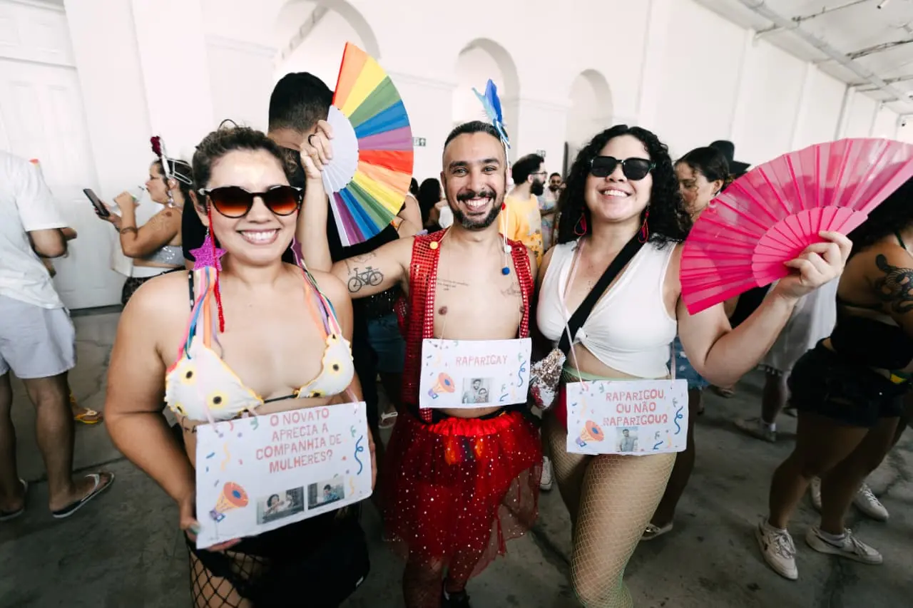 Plaquinhas com frases icônicas do filme viraram peça principal das fantasias.