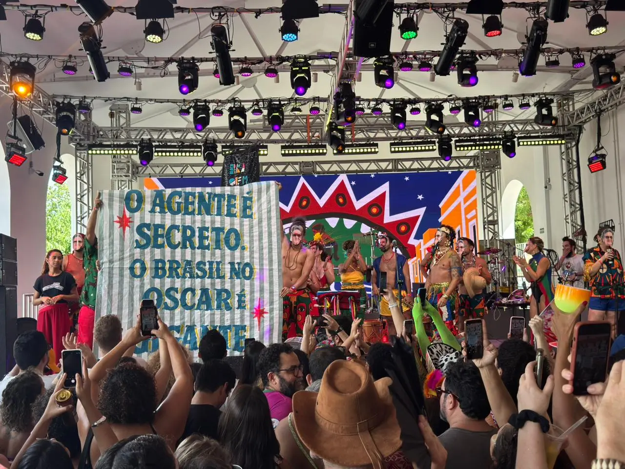 Bloco fez homenagem ao filme 'O Agente Secreto' durante apresentação.