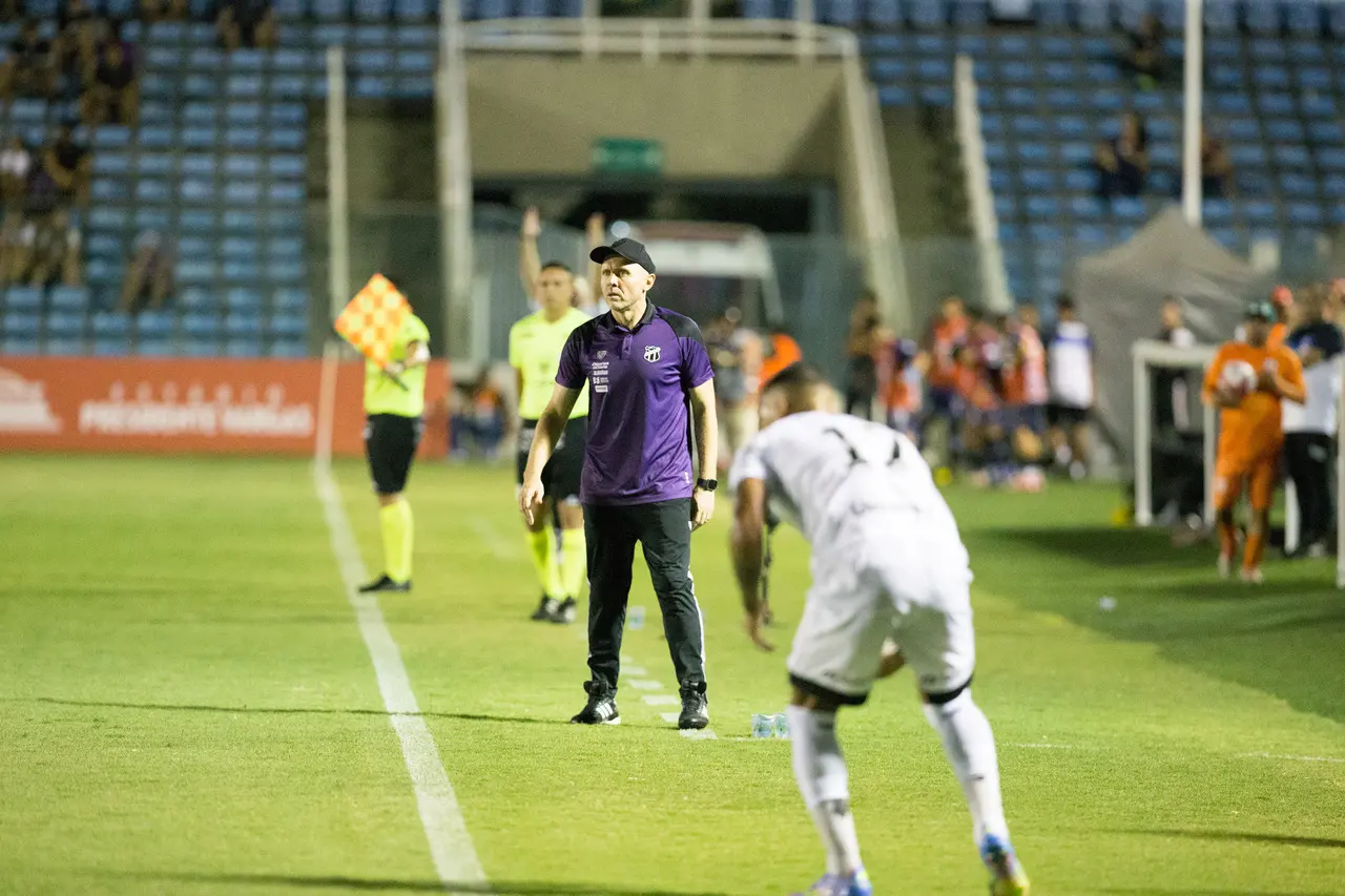 Foto de Mozart, técnico do Ceará