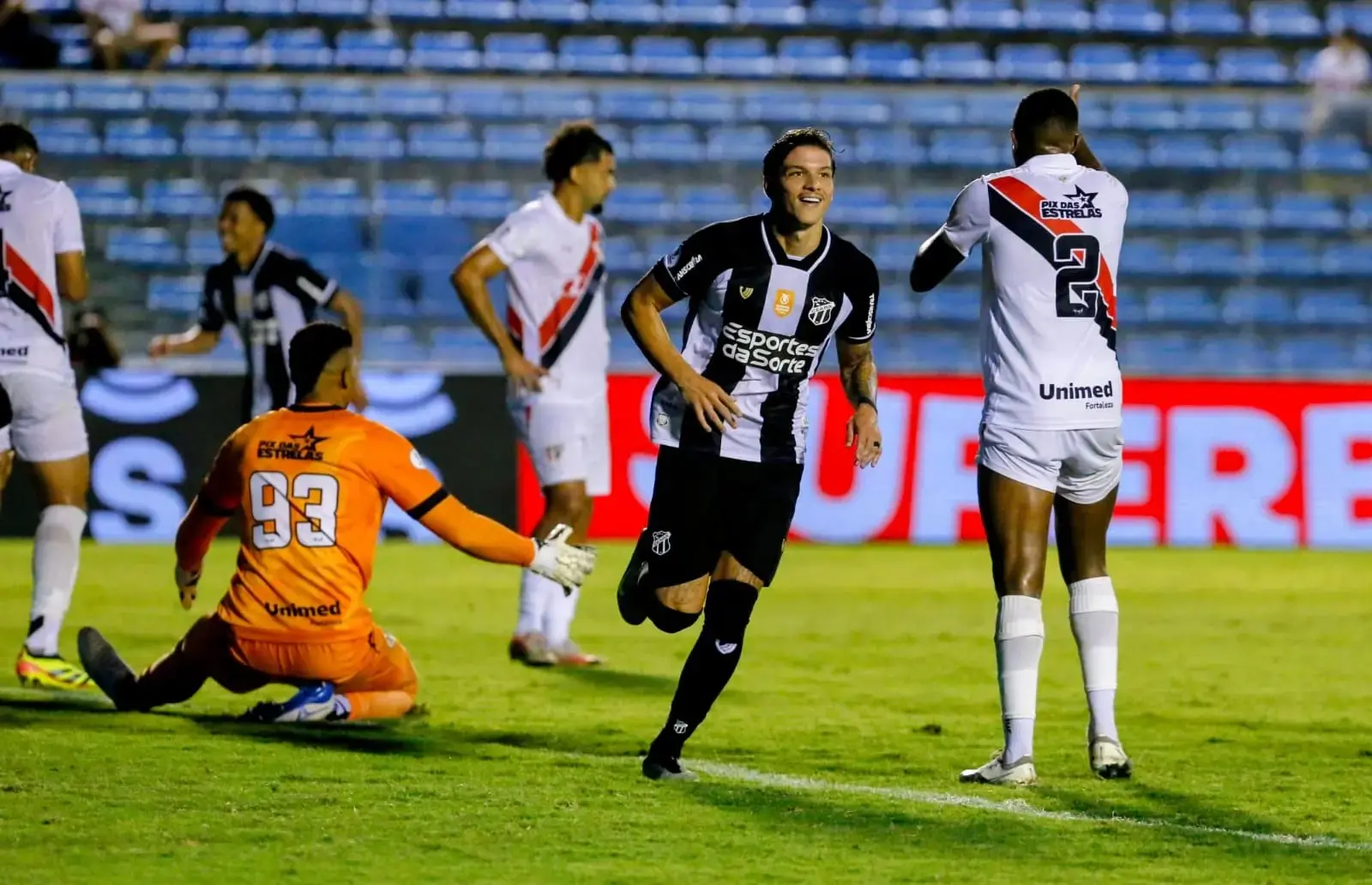 Atletas de Ceará e Ferroviário disputam bola