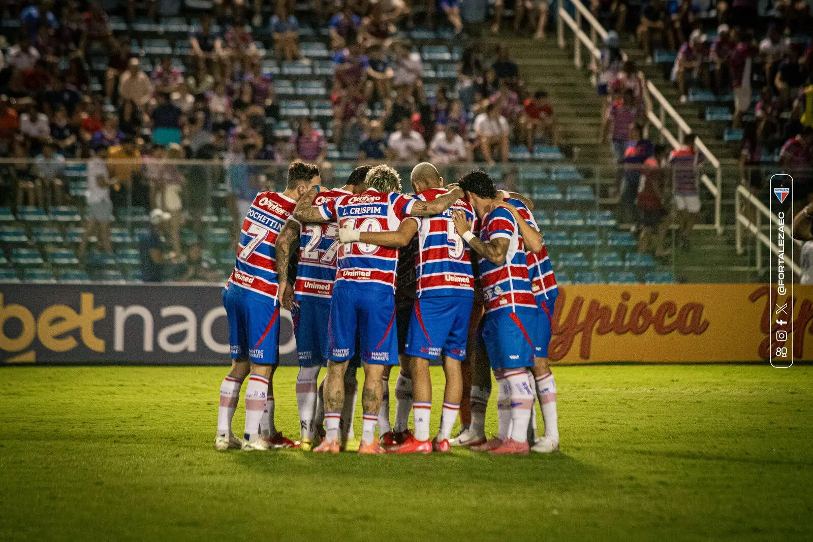 Elenco do Fortaleza comemora gol