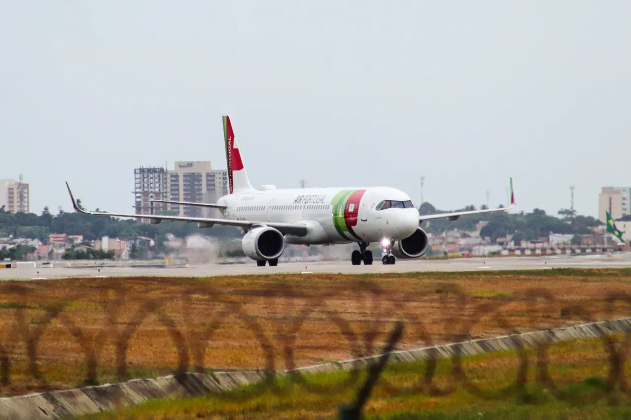 imagem mostra avião A321neo da companhia portuguesa tap taxiando no aeroporto de fortaleza.