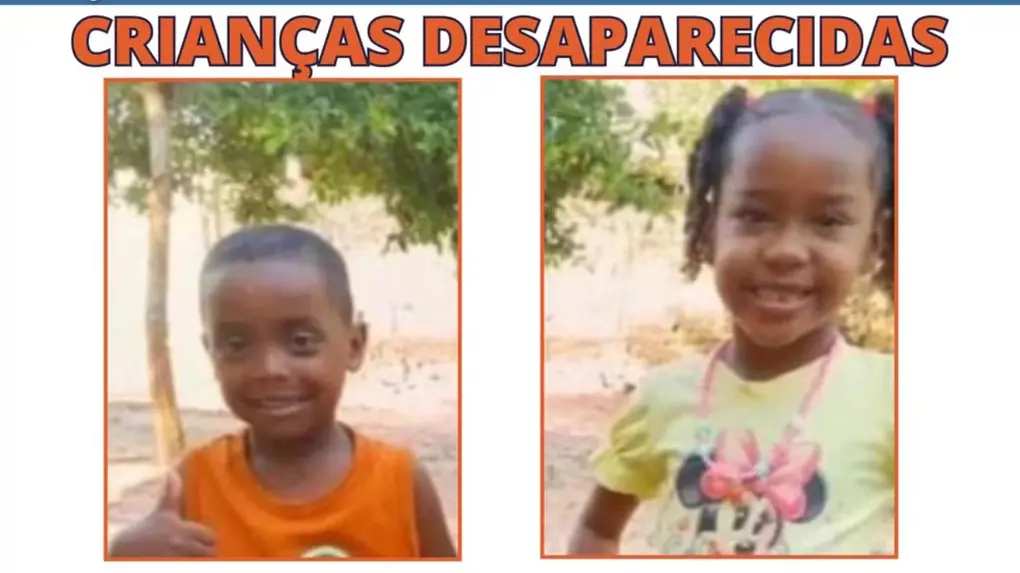 À esquerda: Um menino negro, sorridente, com cabelos curtos. Ele veste uma regata laranja e faz um gesto de