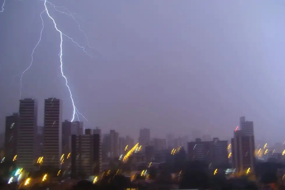 Imagem da notícia Como se proteger de raios? Saiba o que pode atrair descargas e o que fazer