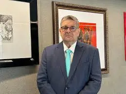 Professor universitário, especialista e Diretor da Comissão de Direito Empresarial da OAB/CE