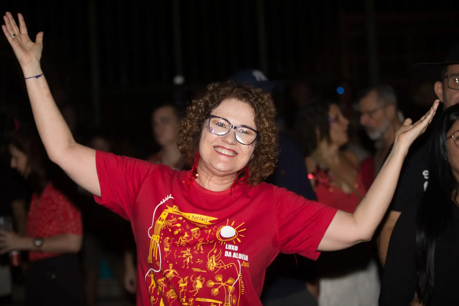 Andrea foi ao Mercado dos Pinhões para curtir a folia com amigas.