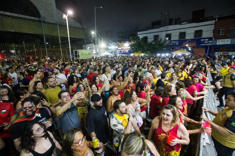 Foliões lotaram o entorno do Mercado dos Pinhões.