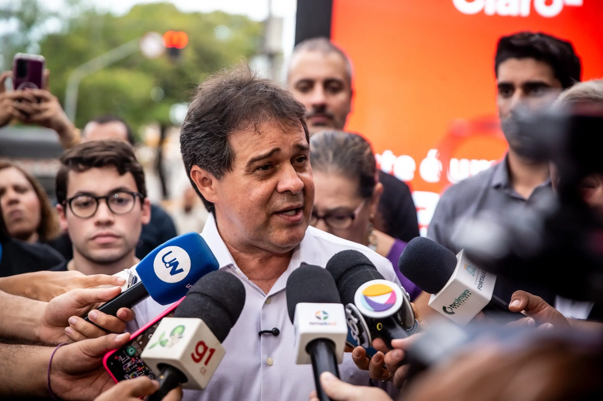Prefeito Evandro Leitão concedendo entrevista a jornalistas na avenida Humberto Monte, em Fortaleza.