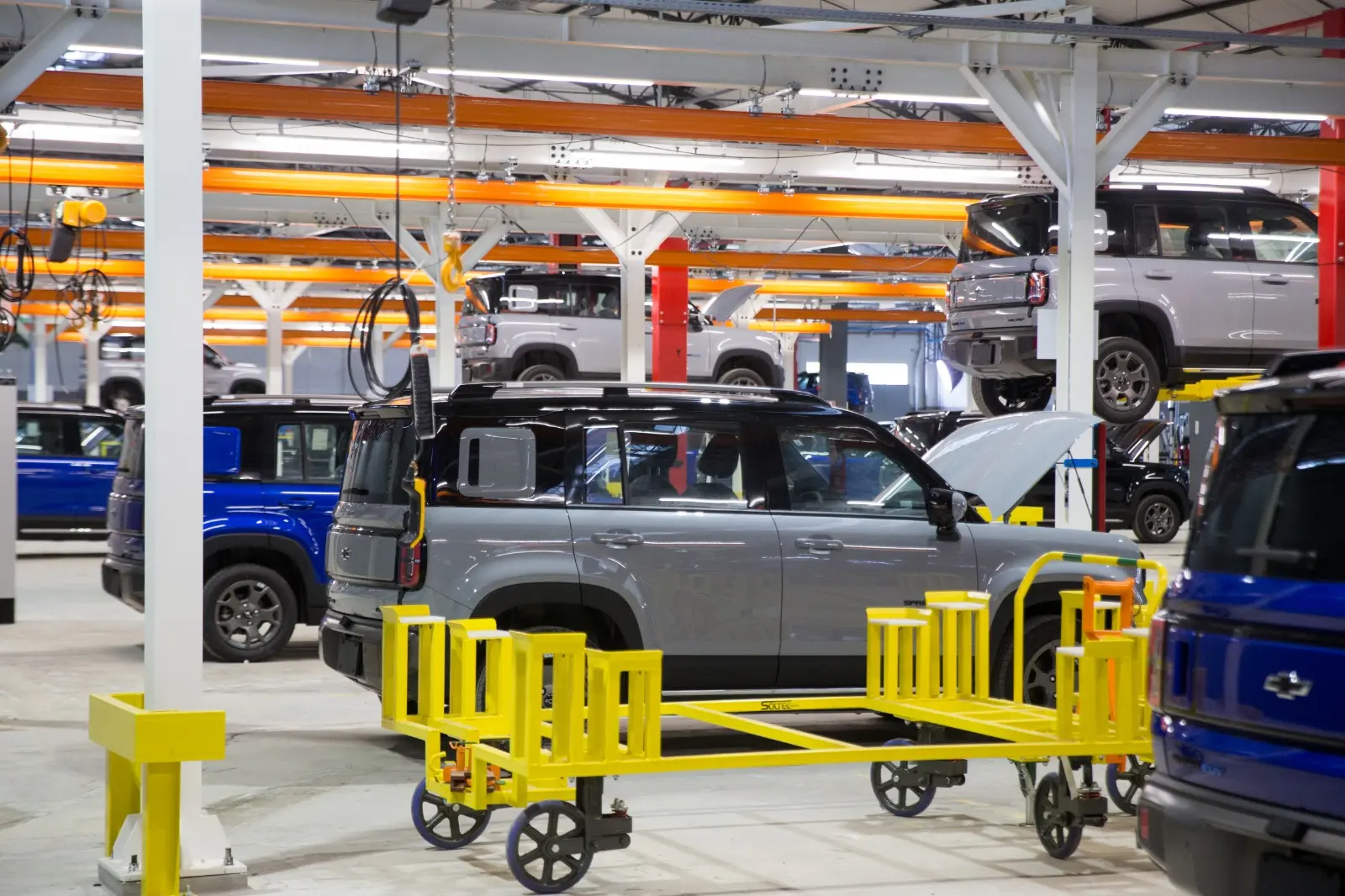Imagem de parte do parque industrial da GM, em Horizonte (CE). Carros Spark estão em destaque em circuito de montagem.