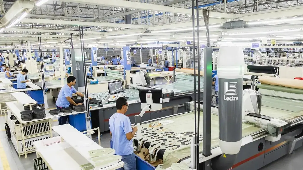 Imagem interna da fábrica de calçados Vulcabras em Horizonte (CE).