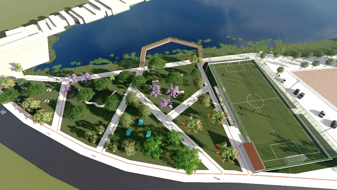 Projeto em 3D de um complexo de lazer verde com campo de futebol sintético, áreas ajardinadas e um deck de madeira à beira d'água, na Lagoa da Libânia em Fortaleza.