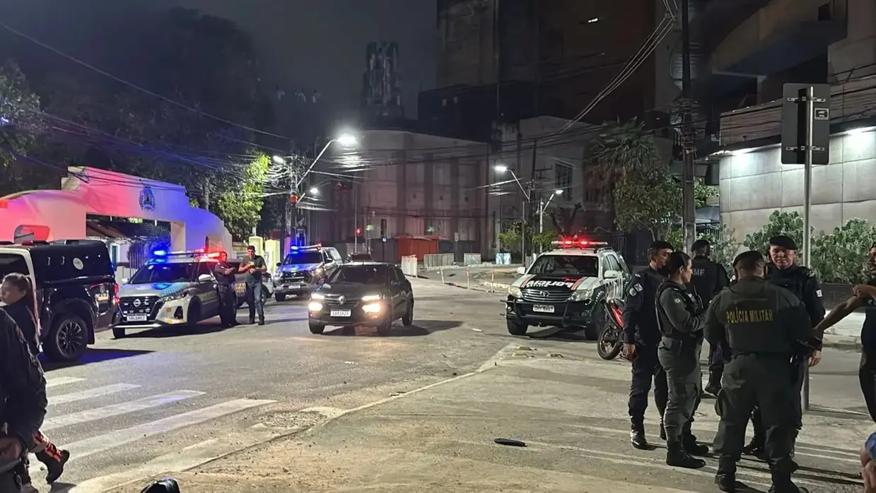 pms, viaturas em uma rua de fortaleza, centro da cidade, fardados, ocorrencia de assalto.