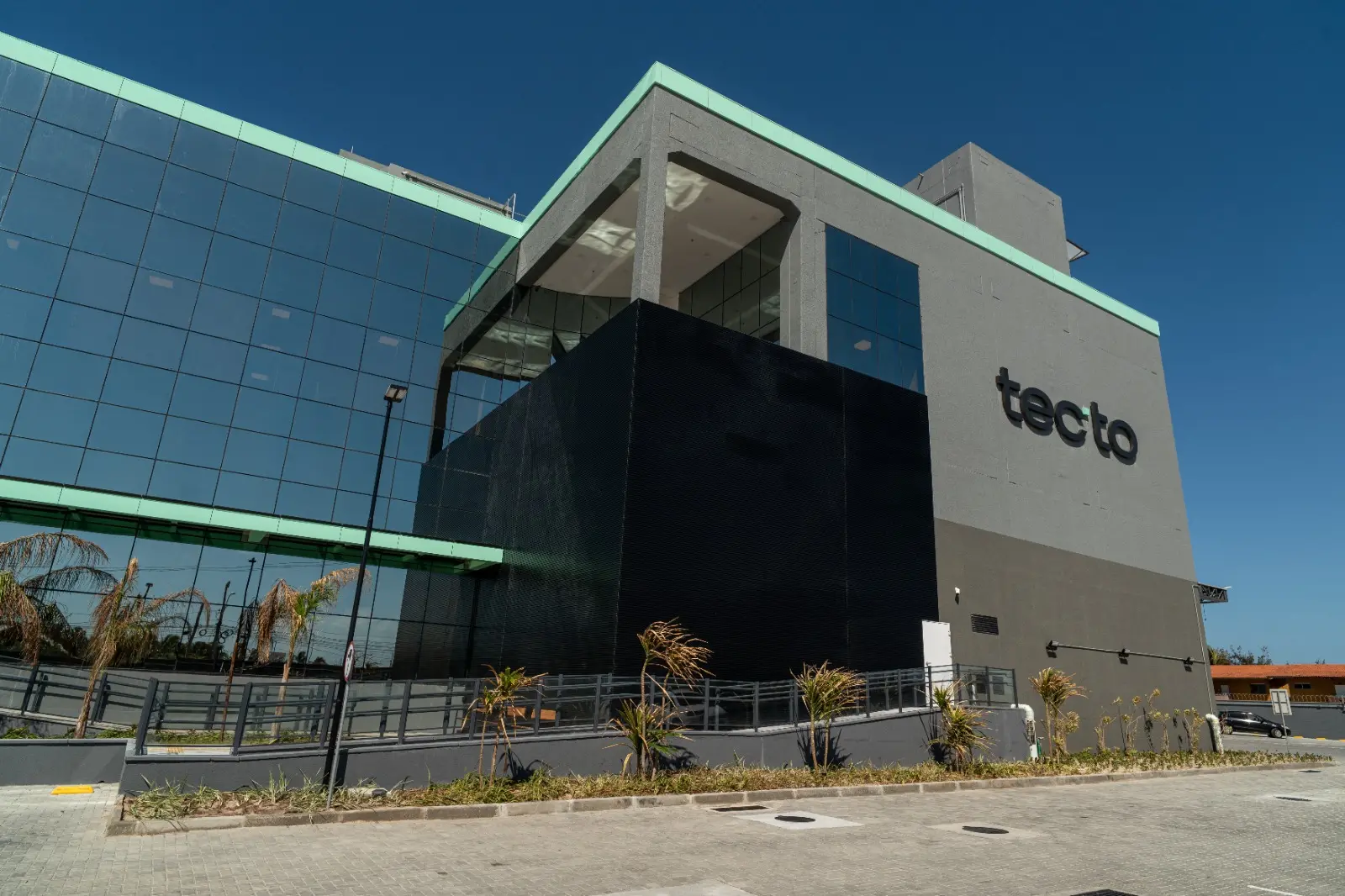 Fachada de vidro espelhado.