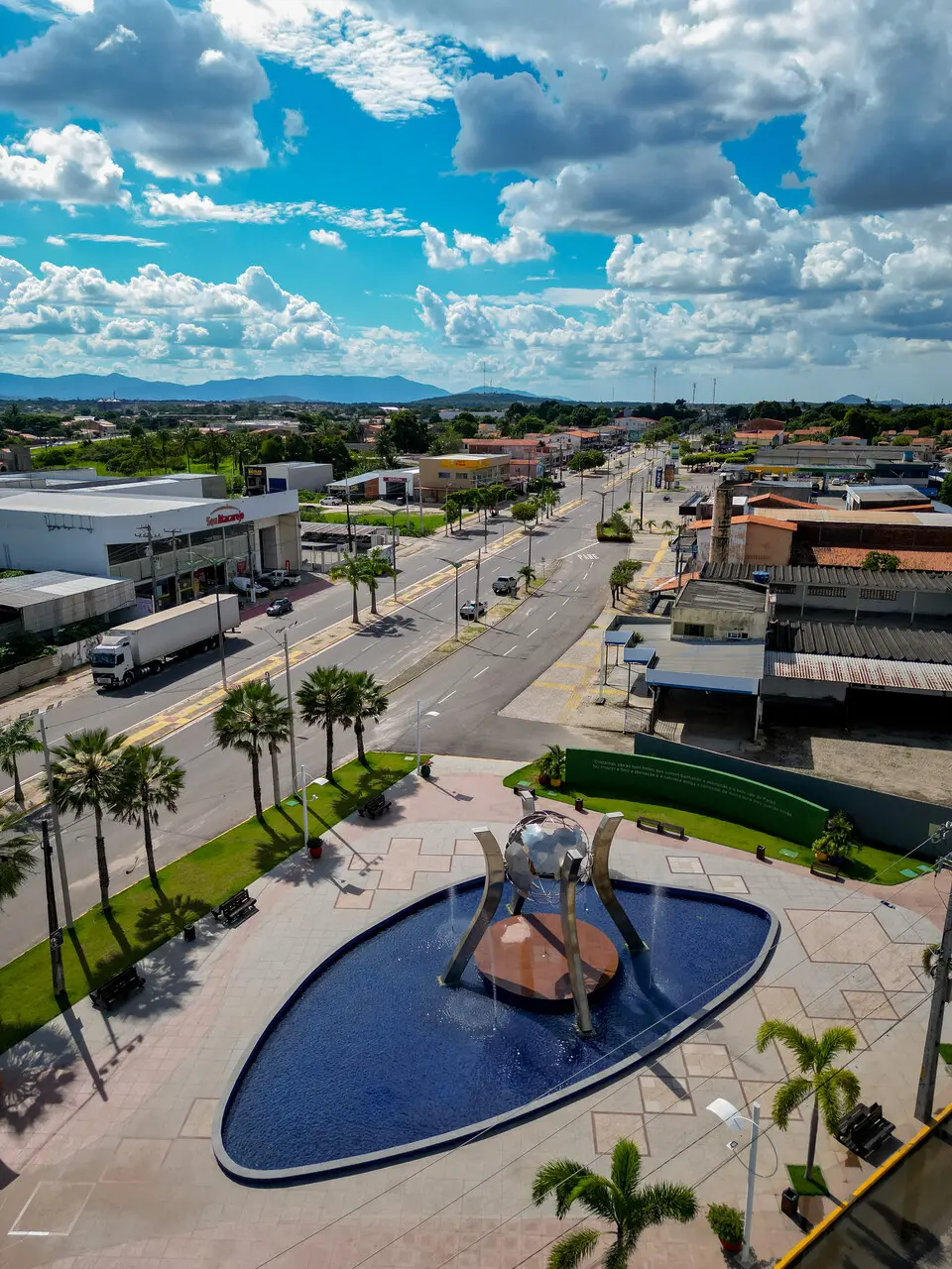 Imagem aérea de um monumento em um praça do município de Horizonte.