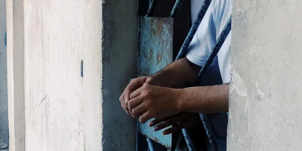 A imagem mostra os braços de um adolescente apreendido em uma cela do sistema socioeducativo do Ceará.