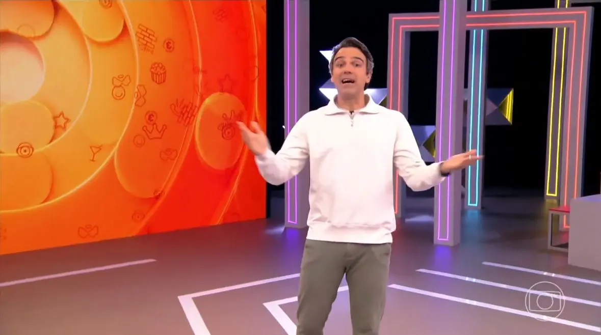 Apresentador Tadeu Schmidt em noita de eliminação no BBB 26.