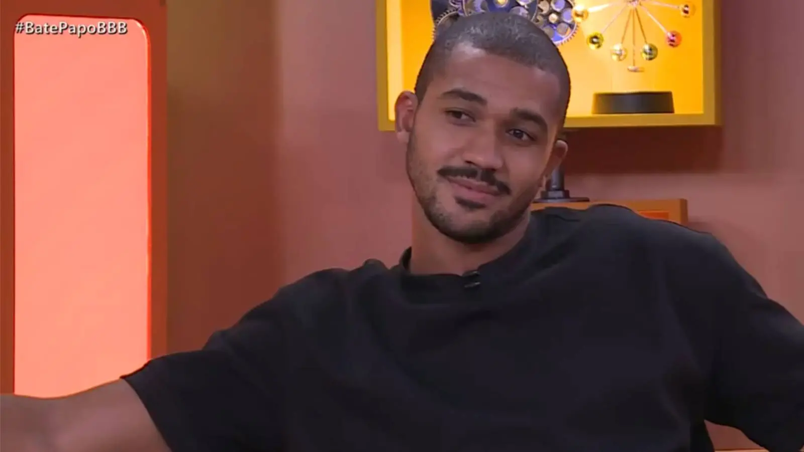 Imagem mostra ex-bbb Matheus durante o programa bate-papo BBB após ele ser o segundo eliminado do programa.