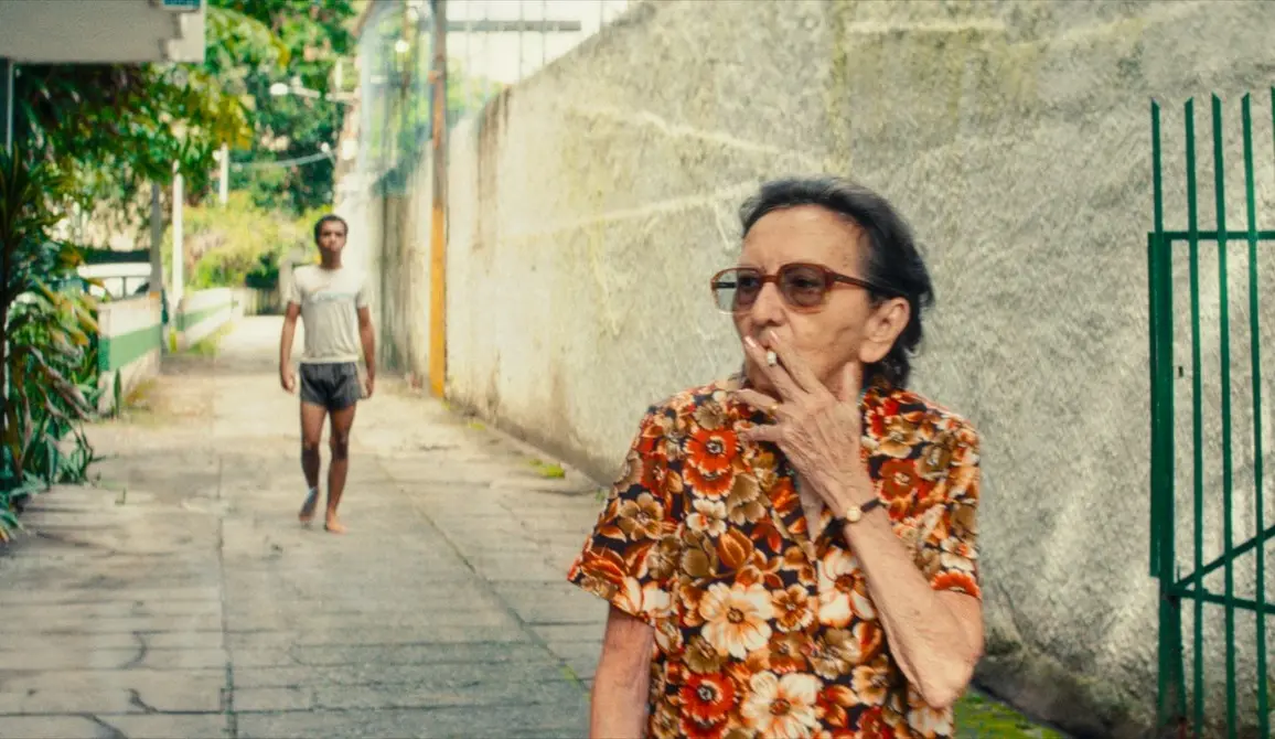 Tânia Maria em cena do filme O Agente Secreto.