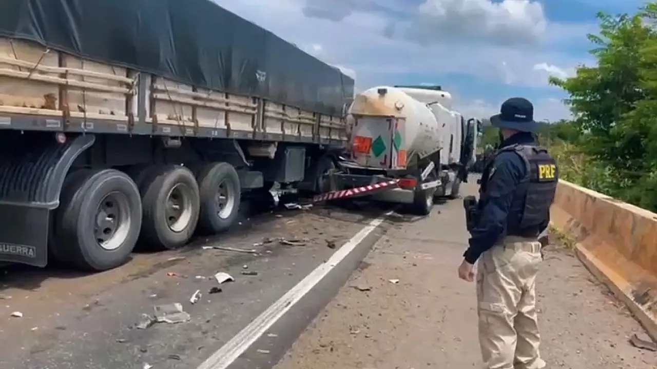 Motorista de caminhão chegou ficar preso entre ferragens.