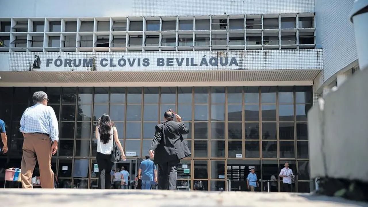 Pessoas entrando e saindo do Fórum Clóvis Beviláqua, um importante centro de justiça e advocacia localizado na cidade.